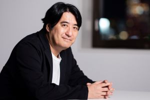 Netflix『罵倒村』1位　佐久間宣行がヒット作を連発する理由