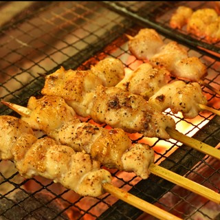 いわいどりを炭火でじっくり焼き上げた自慢の串焼きがおすすめ