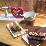 Chadokoro Kuraya - 恋小町だんご６００円（お茶付き）と、いちごチョコあん２５０円 （推定）。後者は名前もお値段も推定です（笑）。友人は、きな粉味のものが一番、と言っていました。
      