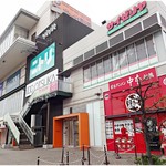 蒙古タンメン中本 - 外観。デカい施設の中でも自己主張激しいです。