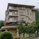 秀峰閣 湖月 - 【外観】
            この旅行おきまりの曇天。安定の曇天。