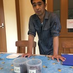 玉名牧場 - 落葉と堆肥について説明する矢野さん