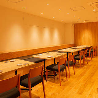 明るくオープンな空間で、美味しいお酒とお食事をどうぞ。会話も弾みます。