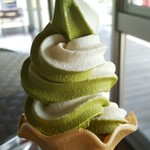 森のカフェ - 抹茶とバニラのミックスソフトクリーム