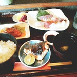 なぎさ - おすましは、しっかりと魚のお出汁。タイの切り身が入ってました
