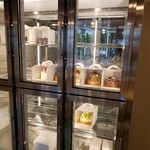 パティスリー リョーコ - 予定されて、取りに来るのを待っているホールケーキ達。