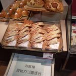 PINO Miyoshi Fujikubo Ten - "YAOKO PINO"三芳藤久保店の店内「ミルフィーユ」(苺.)178円