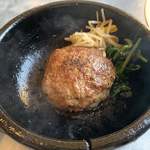 Sumibi Yakiniku Shin - じゅうじゅうと脂がはねています。