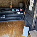 そば処 な佳しま - 玄関の靴箱。