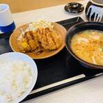 かつや - あっ、これは安定の
      豚汁定食やね‪((((〃･ω･)ﾉ♡‬
      私がいつも頼むやつ
      ヒレカツは1つあげます