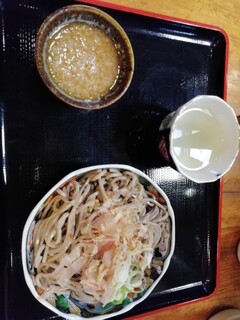 Teuchi Soba Kansuke - おろしそば並·630円。真ん中の器には暖かいそば湯が。