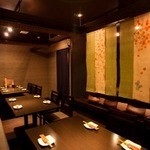 横浜風しゃぶしゃぶ鍋と焼酎・地酒居酒屋 甕仙人 関内蔵 - テーブル席は、暖簾やパーテーションで仕切られた半個室席です。接待やデートに最適ですよ(^-^)v