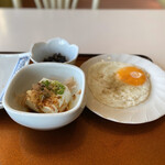 望月 - 朝食(目玉焼き、冷奴、小鉢)