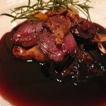 プチ・クール・ダルジャン - メイン：蝦夷鹿もも肉のポワレ　香草バター風味　フランス産ジロール茸と赤ワインソース