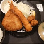 Matsu no Ya Muko Ten - 『ホタテ海鮮盛合せ定食』は、鰺フライ（1枚）、海老フライ（1本）、帆立フライ（2個）が盛り合わせとなっている。