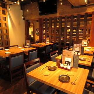The calm interior is perfect for both solo diners and banquet scenes◎
