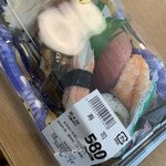 魚春商店 - 寿司580円