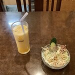 エリアンナ - ドリンクとサラダ