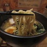 Gotto Ramen Tottori Ten - ウエーブのかかった中細麺