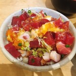 Sakari Zushi - 具を混ぜてご飯の上に載せます