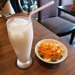 Delhi Mahal - セットのラッシーとサラダ