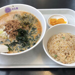 Chuka Juhachiban - 坦々麺880円 半チャーハン320円