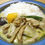 Umeyan Kitchen Chokubaijo - 季節野菜とホタテのグリーンカレー（ライスを添えて）
