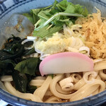 うどん市 - ランチ天丼セットのうどん(冷)うどんは固めで歯応え充分！トッピングに乗せてあるのは<わかめ、水菜、天かす、ネギ、生姜、蒲鉾１切れ>汁は濃いめで、それなりに良い♪温うどんの方は関西風な仕上がりの味！