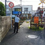 Hidakaya Ueo Nishiguchi Ten - 高崎線電車通過を待つ老人