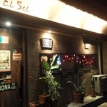 Mexican El Sol - 店頭は鉢植えもキレイ。周囲が暗いので一層際立ちます。