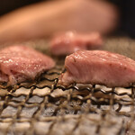 焼肉赤身にくがとう - 厚切り特上タン