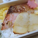 なだ万厨房 - 焼き魚のアップ