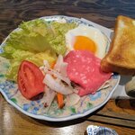 珈琲と味の店 ポピー - 目玉焼きとハムとサラダ