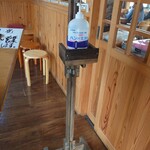 Ran An Hashitama - アルコール消毒もちゃんと備え付けてます。
      木でつくった足踏式はめずらしいかも