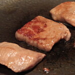 上越館 - 和牛もも肉焼いてます