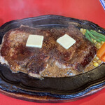 ウッドハウステキサス - ダイナマイトステーキ400g。肉厚で肉汁感じます。脂身のところもカリカリと美味しい。他のより味付けも好み。グラム色々選べるので今度からこっちにしよう。