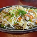 Meigetsu En - 一番人気のホルモン定食。ご飯、味噌汁、冷や奴、生卵、焼き肉のタレがついて７５０円
