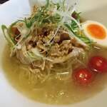 Men Ou Yakiri Ekimae Ten - 豚肉の冷しゃぶ麺（正面）