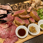 バルコラボ - 7月利用時の五種肉盛り✨
            今回は三種肉盛りで牛カツは切れ端の4切れで約半分