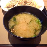 やよい軒 - 味噌汁には七味を投入