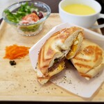 REGINA SWEETS & BAKERY - リエットとチェダーチーズのホットサンド