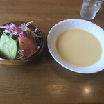 Laurel - 「スペシャルランチ」のコーンポタージュとサラダ^ ^