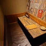 飛騨牛一頭買い 肉式 - 案内された個室　足の部分が掘られている