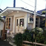 Kounosu cafe - 店の外観を駅側から見る。