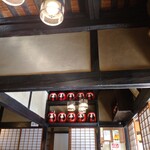 Tamagawaya - 壁上のだるま。目からお髭？？のようでちょっとホラー((( ；ﾟДﾟ)))