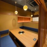 yui - ６名様までご利用頂けるテーブル席。(半個室)こちらのお席はお子様が落書き出来るホワイトボード付き。お誕生日などにも最適です。詳しくは店舗にお問合せ下さい。
