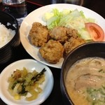 長浜ラーメン小太郎 - 唐揚げ定食 700円
汁物はミニラーメン。

鶏はしっかり味でご飯進みます。ラーメンは長浜ラーメンで麺が細く、スープは濃厚（濃い味）。
