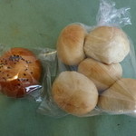 おうちｃａｆｅ パン工房 - 丸パン　１５０円、アンパン１５０円