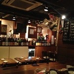 Waura Sakaba Hon Ten - シックな趣の店内です。