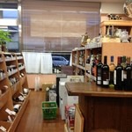 Yamada Shuten - 店内。バー側から。